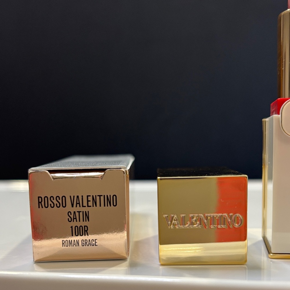 Valentino Rosso Satin Lipstick - 100R Roman Grace - Picture 2 of 5